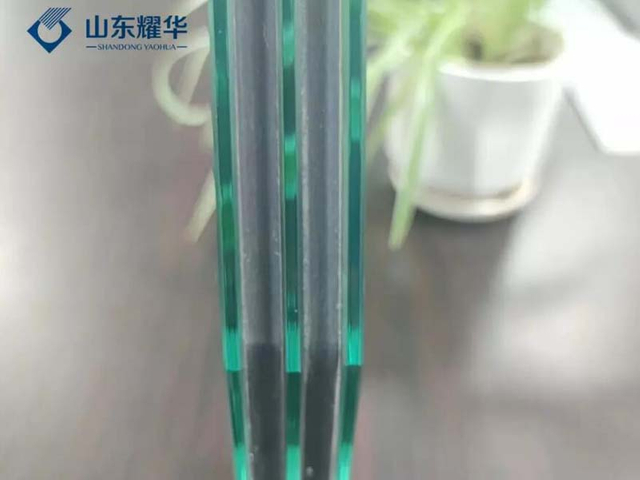 열가소성 개스킷이 포함된 따뜻한 가장자리 중공 유리