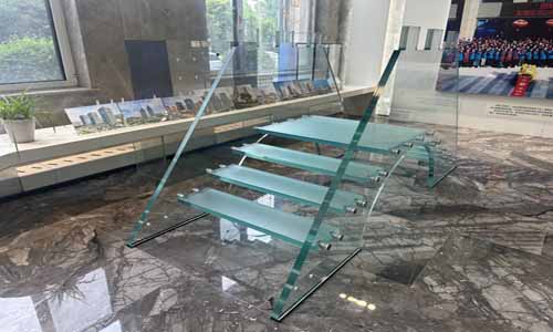 강화유리와 합판유리 계단의 장점